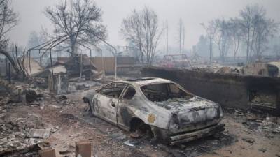 Restos calcinados de casas y vehículos en un vecindario de Fort McMurray, la ciudad de la provincia de Alberta el en foco del masivo incendio.