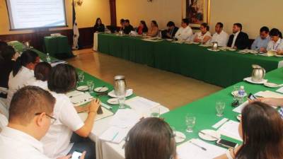 Los estudiantes reciben charlas sobre prevención de drogas y violencia.