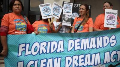 Activistas salvadoreñas en la Florida abogan por la aprobación de una ley que favorece a los dreamers sin condiciones. //AFP.