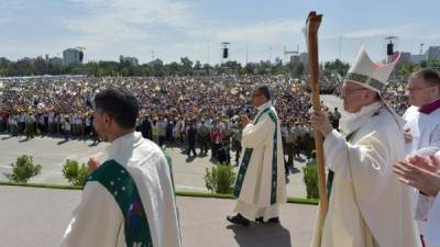 Cerca de la mitad de los fieles previstos asistieron a la misa del Papa en Temuco. //AFP.