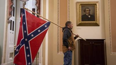 Fotografía de archivo fechada el 6 de enero de 2021 que muestra a seguidores de Donald Trump mientras irrumpen en el Capitolio de los Estados Unidos durante unas protestas, en Washington (Estados Unidos). EFE/ Jim Lo Scalzo ARCHIVO