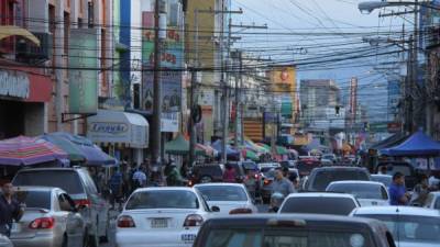 En la tercera avenida se concentra una gran parte del flujo comercial de San Pedro Sula. Foto: Melvin Cubas