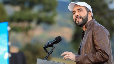 Bukele reveló capturas de pantalla de una conversación con la ex encargada de negocios de EEUU en El Salvador, Jean Manes.