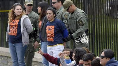 Doce personas fueron detenidas hoy en una manifestación de protesta frente a la Casa Blanca para pedir al presidente de EE.UU., Barack Obama, que detenga la deportación de los inmigrantes indocumentados. EFE