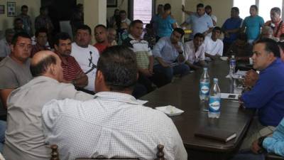 Los transportistas se reunieron con el alcalde Armando Calidonio, quien les escuchó las peticiones.