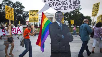 ManifestanteS del grupo anti-guerra Act Now to Stop War and End Racism (Actúe Ahora para detener la guerra y parar el racismo) protestan contra la intervención militar de Estados Unidos en Siria hoy, jueves 29 de agosto de 2013, frente a la Casa Blanca en Washington (EE. UU. ). EFE