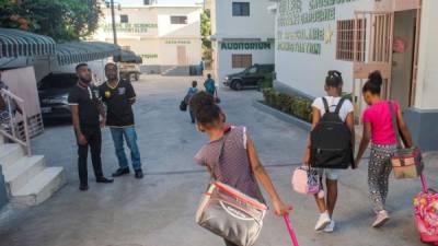 Varias niñas se dirigen a la escuela en Puerto Príncipe (Haití). EFE/ Jean Marc Herve Abelard/Archivo
