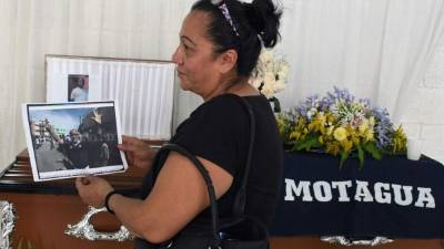 Los restos de José Vidal Zúniga (56) eran velados en un centro comunal de la colonia San Miguel, en el este de la capital, en un ataúd cubierto con la bandera azul del equipo de sus amores.