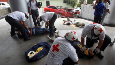 Socorristas de la Cruz Roja atienden a las cuatro personas que resultaron heridas en el accidente en Lomas del Guijarro.