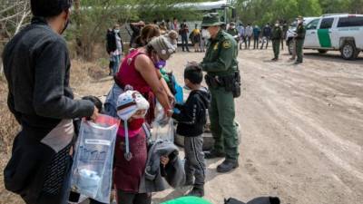 Cientos de migrantes siguen cruzando a diario la frontera entre México y EEUU confiando en la flexibilidad de las políticas migratorias de Biden.//AFP.