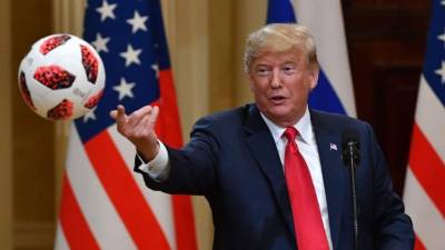 Trump ha sido criticado en redes sociales por lanzarle el balón del Mundial de Fútbol a su esposa en plena conferencia de prensa./AFP.