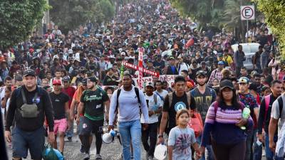 La caravana migrante avanza por cuarto día consecutivo hacia la capital mexicana y pide a las autoridades autobuses para trasladar a las familias con niños.