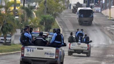 Fuerzas de la Policía Nacional viajan rumbo al occidente de Honduras. Foto: AFP