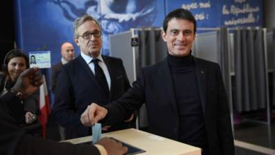 El candidato y exprimer ministro de Francia, Manuel Valls al momento de ejercer el sufragio.