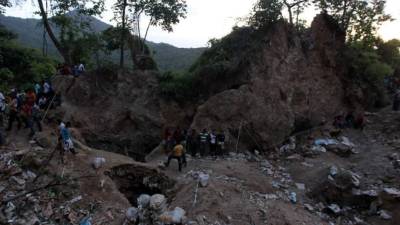 Periodistas de la AFP constataron que de la bocamina sale un olor nauseabundo y los socorristas temen lo peor.