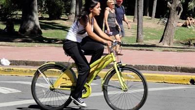 Al andar en bicicleta debe usar de protectores para los codos y las rodillas también son útiles para prevenir lesiones típicas en las caídas, como fracturas.