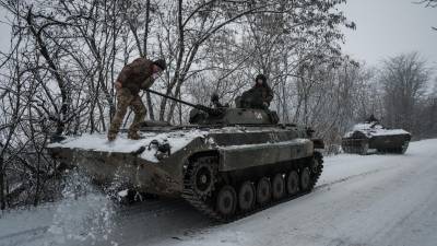 Militares ucranianos avanzan hacia el frente de batalla en la región de Donetsk.