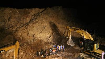 Las personas trabajan incansablemente para encontrar los cuerpos de los dos mineros soterrados.