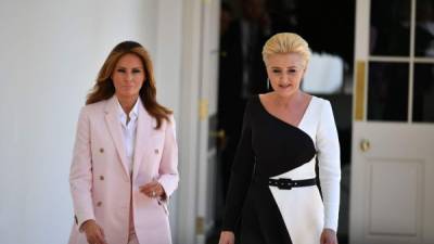 Melania Trump retomó sus compromisos oficiales en la Casa Blanca tras su lujosa visita de Estado a la monarquía británica la semana pasada, en la que se reunió con la reina Isabel II junto a su esposo, Donald Trump.