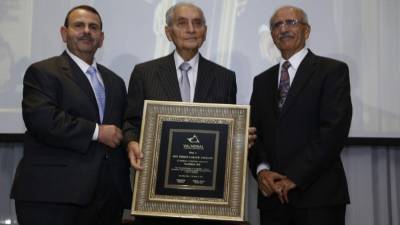 Guillermo Handal, el homenajeado Emilio Larach y Fouad Faraj.