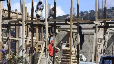 Maestros de obra trabajan en una construcción.