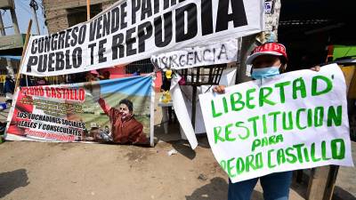 Simpatizantes de Castillo exigen su libertad mientras se intensifican las protestas contra Boluarte en todo el país.