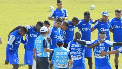 El entrenador de la Bicolor, Jorge Luis Pinto, dialoga con sus muchachos.