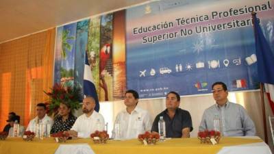 Las autoridades de Educación durante el evento de lanzamiento.