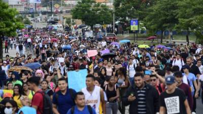 Los alumnos se movilizaron ayer para condenar los ataques de la Policía. Fotos: LA PRENSA