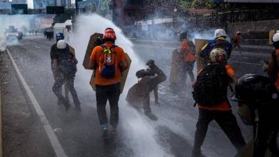 Manifestantes se enfrentan con la policía durante una marcha antigubernamental, este 18 de mayo de 2017, en Caracas (Venezuela).EFE