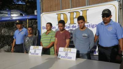 Los cuatro supuestos miembros de la banda de secuestradores arrestados por la DPI.