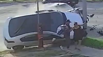 Video del momento en que carro casi se estrella contra peatones