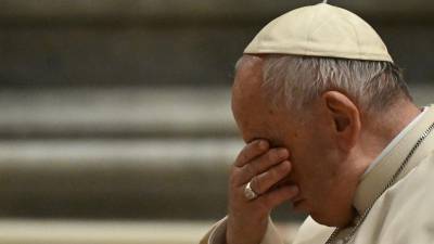 El Papa Francisco reza mientras preside la Vigilia Pascual el 16 de abril de 2022 en la Basílica de San Pedro en el Vaticano.