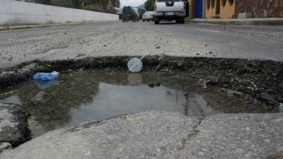 Varios baches se han formado a lo largo de la 7 avenida del barrio Paz Barahona.