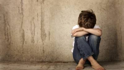 La negligencia infantil también incluye abusos físicos y emocionales.