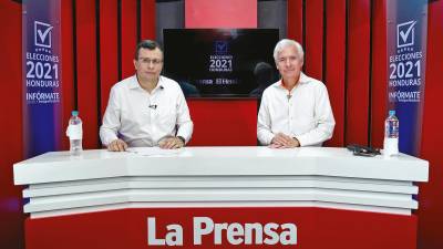 En la gráfica Germán Briceño, editor web de LA PRENSA, y Alberto Padilla, moderador del conversatorio presidencial.