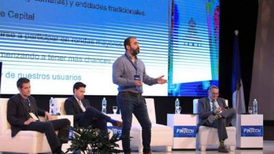 El representante del ThinkLean Education, Argentina, Martin Vivas (c) habla este viernes durante el Congreso de Innovación Tecnológica para los Servicios Financieros, auspiciado por el Banco Interamericano de Desarrollo (BID), en Tegucigalpa (Honduras). EFE