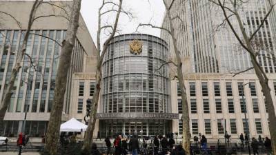 Fotografía de la entrada al tribunal del Distrito Sur donde se lleva a cabo el juicio por narcotráfico contra Joaquín 'El Chapo' Guzmán. EFE/Archivo