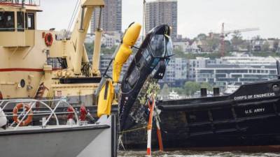 Un helicóptero se estrelló hoy en el río Hudson de Nueva York en un dramático accidente que dejó dos heridos leves, uno de ellos el piloto, único ocupante de la aeronave, que fue rescatado del agua.