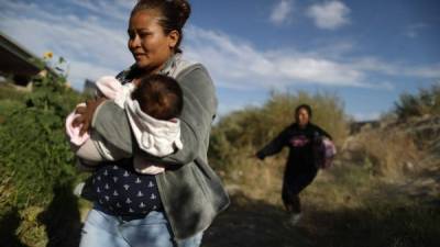 Miles de inmigrantes siguen llegando a la frontera sur de Estados Unidos sin que la Patrulla Fronteriza pueda frenar la entrada masiva de grandes grupo de centroamericanos que huyen de la violencia y pobreza en sus países.