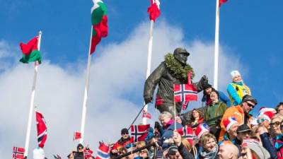 This picture taken on March 18, 2017 in Oslo shows people waving Norwegian flags during the Biathlon World Cup Holmenkollen Ski Arena. / AFP PHOTO / NTB Scanpix / Heiko JUNGE / Norway OUT