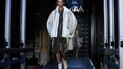 Una model luce una creación de Louis Vuitton de la colección Womenswear Fall-Winter 2023-2024.