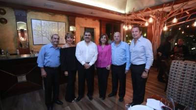 Velada. José y Lilian Jaar, Jorge Alberto Faraj, Diana y Roger Larach junto con Mario Canahuati.