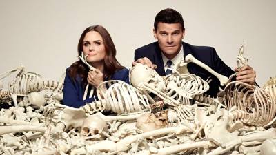 “Bones” fue una exitosa serie protagonizada por Emily Deschanel y David Boreanaz.