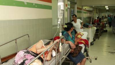 Los pacientes con dengue son asistidos en el pasillo del hospital.