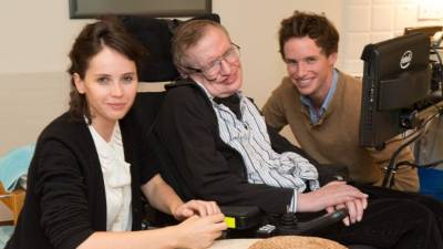 La actiz Felicity Jones y el actor Eddie Redmayne posan junto conel científico Stephen Hawking.