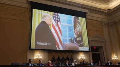 Se reproduce un video del entonces presidente de los Estados Unidos, Donald J. Trump, en la oficina oval el 6 de enero de 2021 durante una audiencia del Comité Selecto de la Cámara para investigar el ataque del 6 de enero al Capitolio de los Estados Unidos.