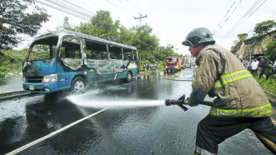 Bomberos sofocaron las llamas en la unidad de transporte que fue quemada.