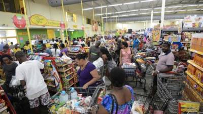 En Jamaica se forman largas filas ante los supermercados, tiendas de herramientas y gasolineras, así lo comprobó un periodista de la AFP.