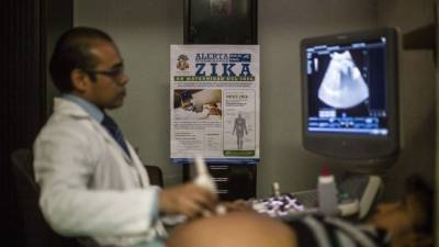 Un médico revisa el estado de un bebé en el vientre de su madre. Foto de archivo.